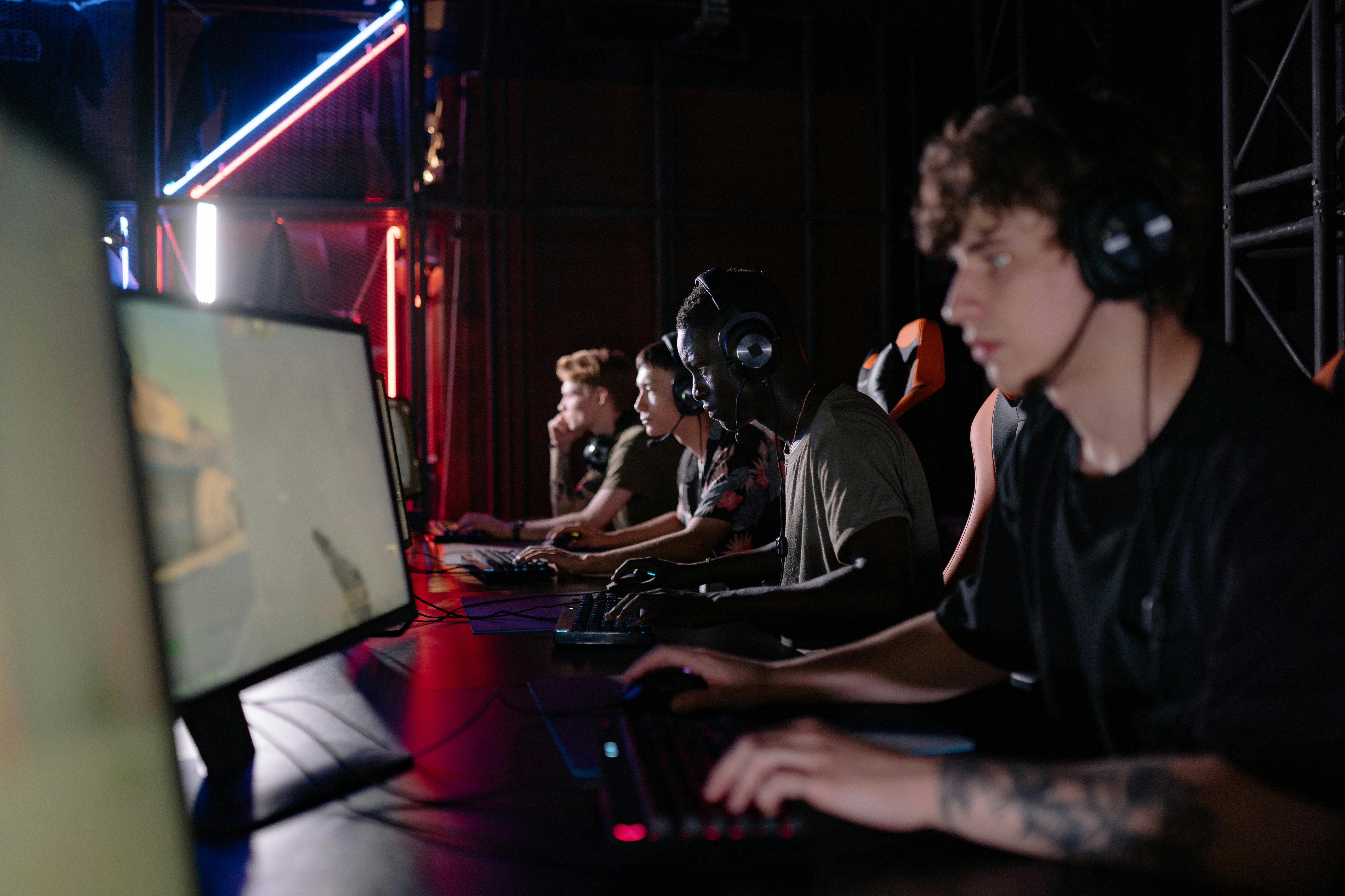 Kleine Gruppe an Computern bei einem privaten Team- oder Gruppen-Event.