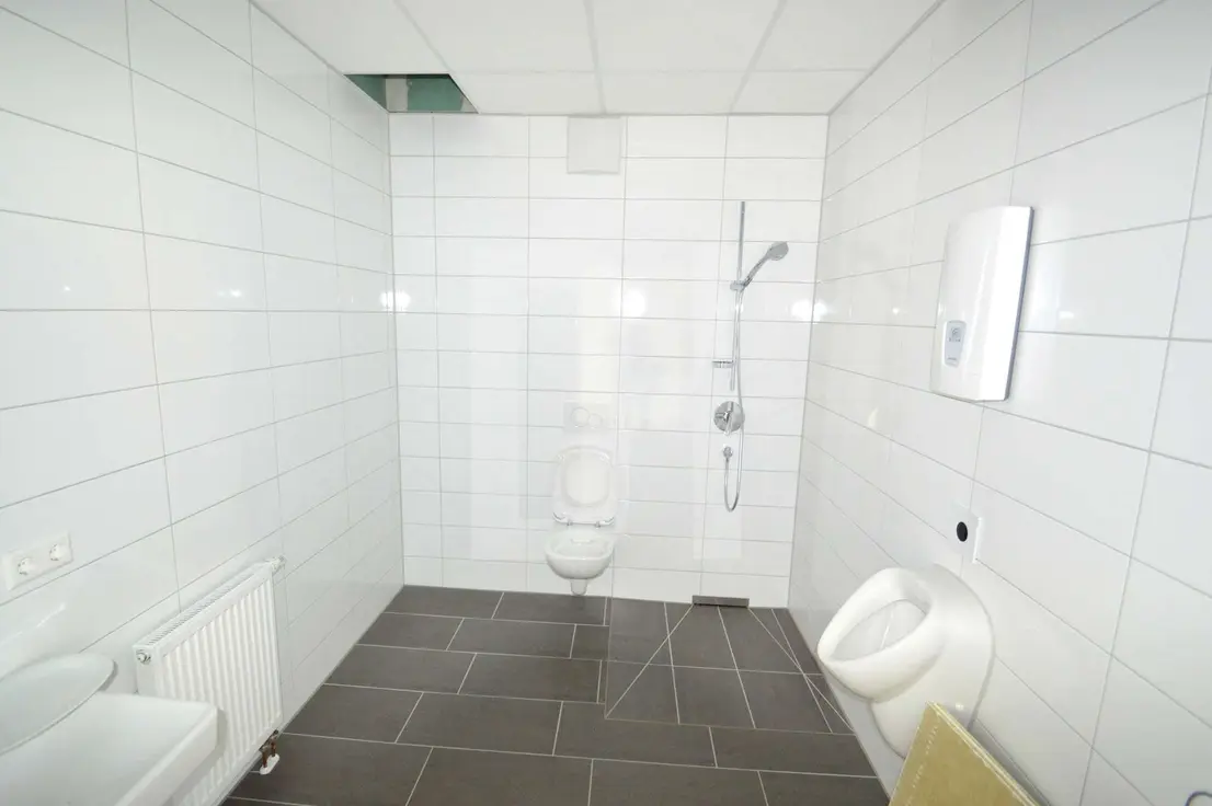 Setup-Perspektive mit Monitoren, Schreibtischen und Stühlen.