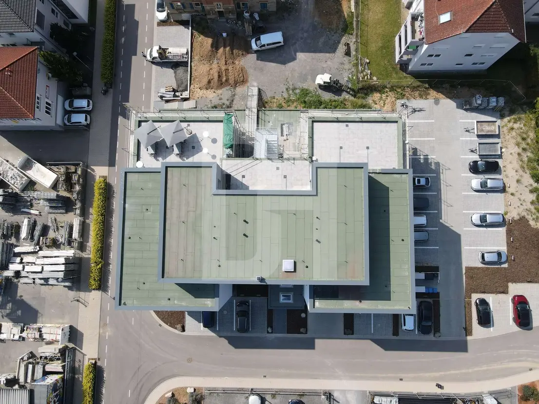 Ansicht eines Gaming-Bereichs mit mehreren Arbeitsplätzen.