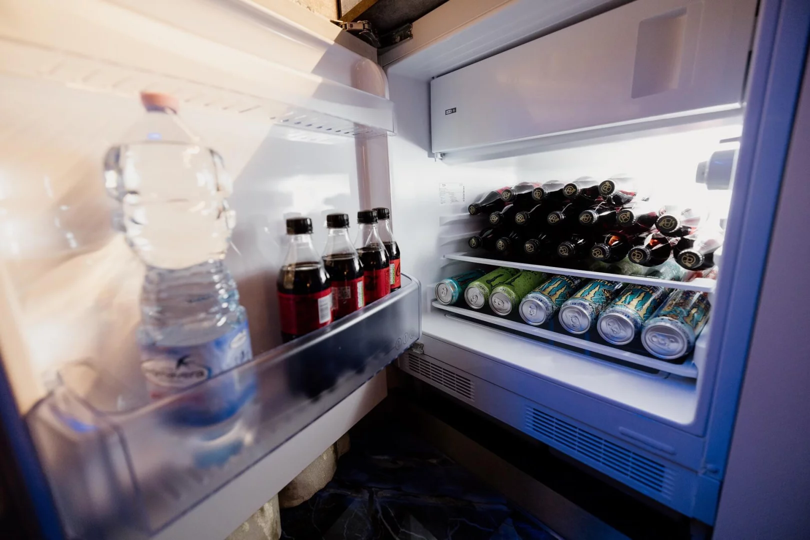 Weitere breite Innenaufnahme mit kompletter Gaming-Ausstattung.