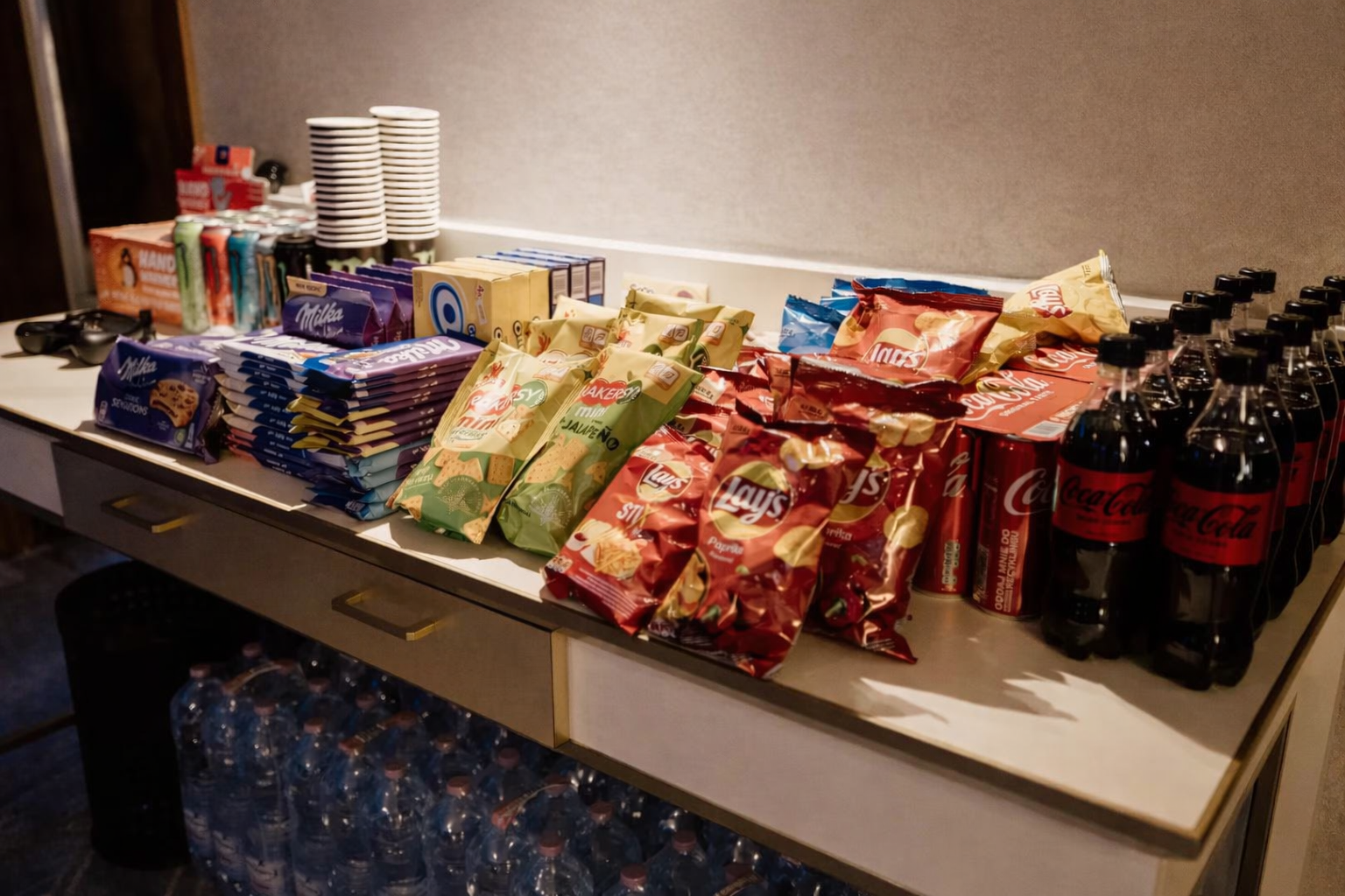 Snacks und Getränke auf einer Theke als Teil des Aufenthaltsbereichs.