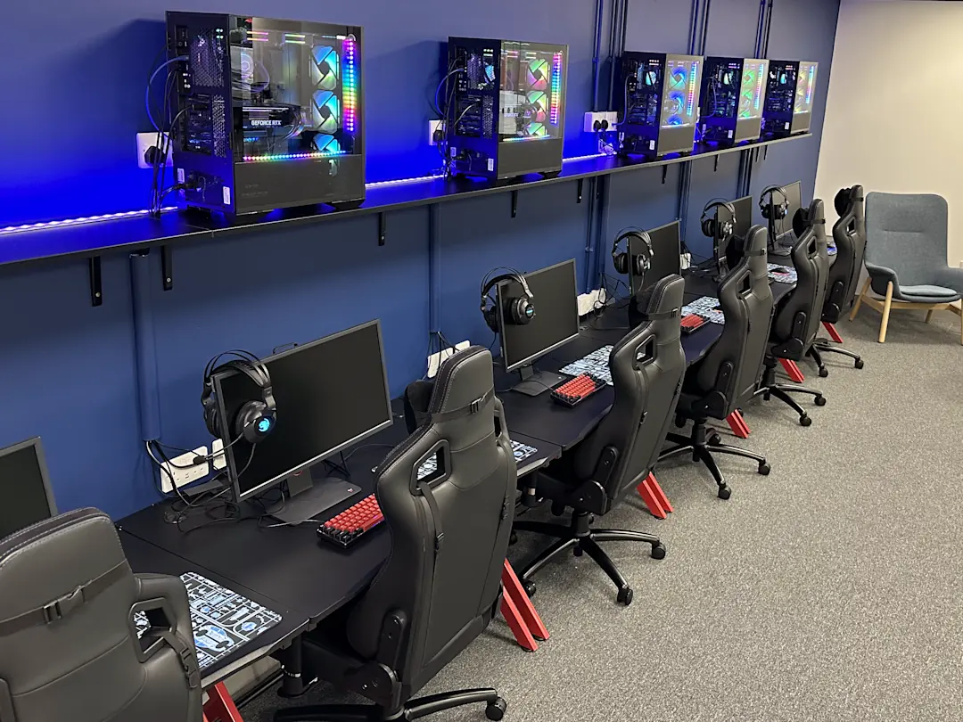 Vorbereitete Gaming-Plätze für ein gemeinsames Teamevent im Gaming Event Haus.