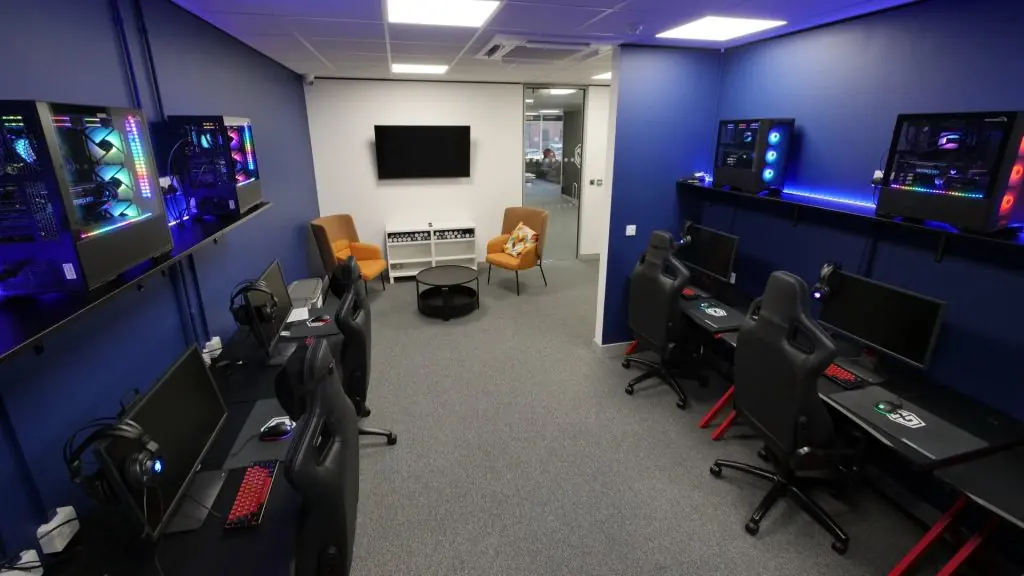 Gaming Raum mit mehreren vorbereiteten Plätzen für Teamtraining.