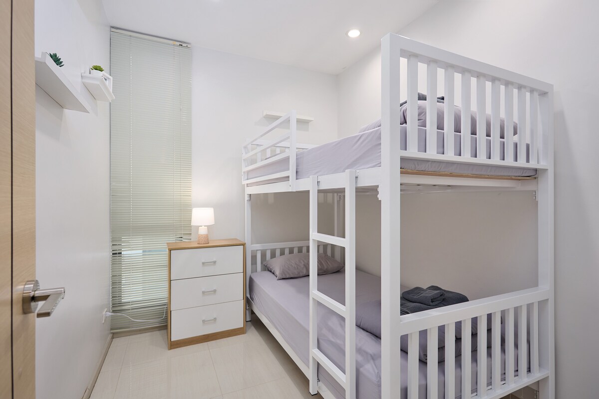 Aufnahme eines Bereichs mit Sitz- und Gaming-Möglichkeiten.