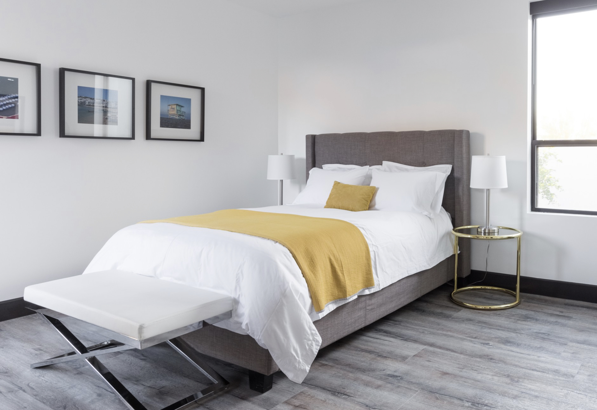 Raumansicht mit Fokus auf die Ausstattung und den Aufbau vor Ort.