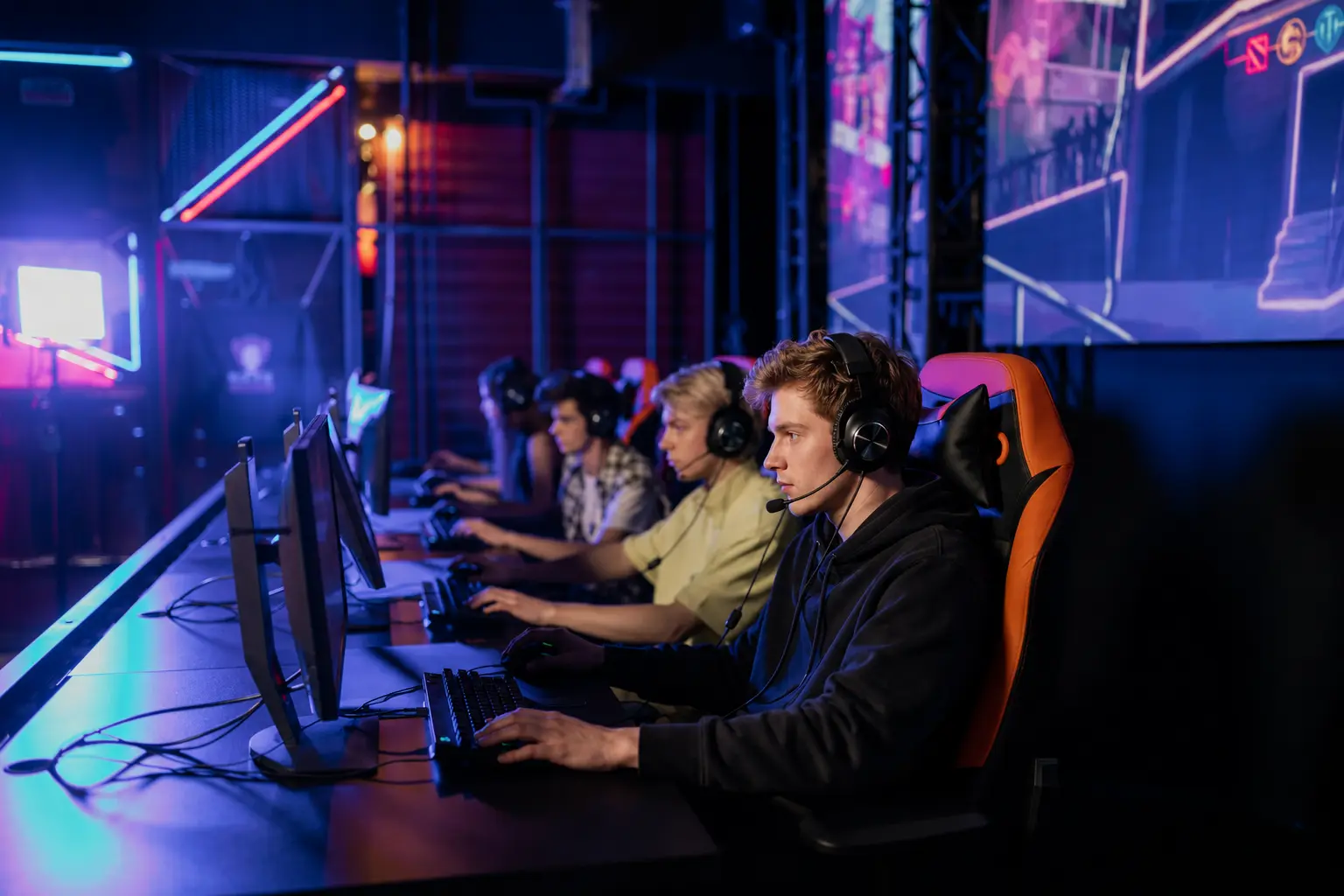 Gruppe an mehreren Gaming-Plätzen im Gaming Event Haus.